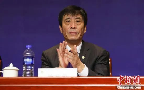 影片的基调跟之前所有蝙蝠侠电影都迥然不同，获赞“动作质感非常落地，特别像一个侦探或者特工片”、“将古典风格融入黑色侦探片中，名侦探蝙蝠侠归来”
